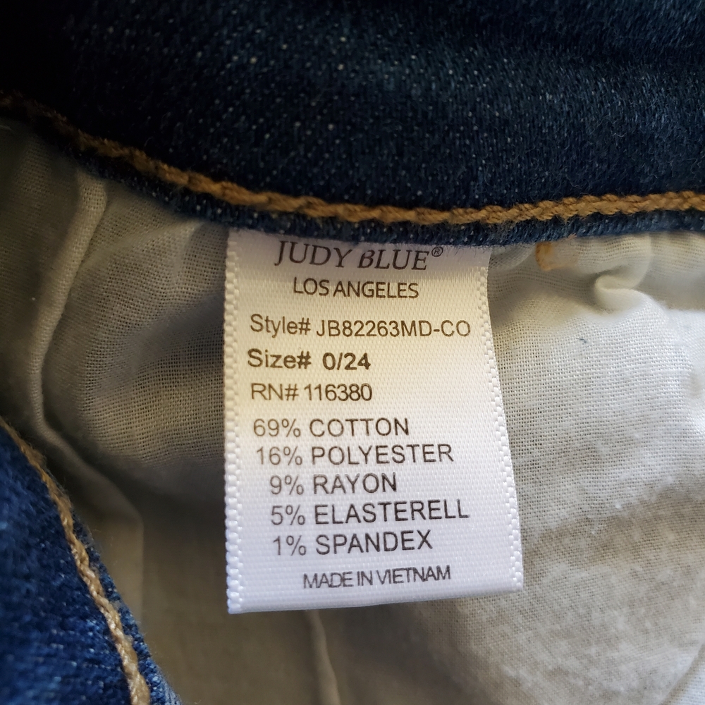 Judy Blue Women's Distressed Skinny Fit Denim Shorts. Size 0 - Picture 7 of 7